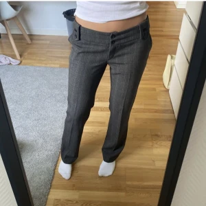 Lågmidjade kommstymbyxor - Säljer dessa igen för då köparen inte svarade💓💓 så fina med de kommer till inte användning då jag har.  liknande. Jag är 171 cm och innerbenslängden är 82 cm. Passar mig som är strl 36 men säkert 34 också🫶buda eller köp direkt för 250kr + frakt💓