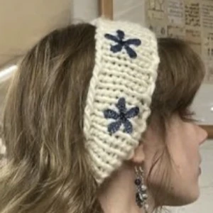 custommade hårband - Virkas efter beställning. Går att välja färg, detaljer osv! Kan göra alla olika storlekar men behöver mått!❤️