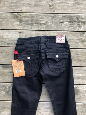 True religon jeans - Säljer dess fina true religon jeans med lapp kvar. Säljer då dom inte passar. Midjemått 68cm, stl 25. 250kr+frakt, sänkte pris då jag inte fått dom sålda. Går att diskutera pris🫶🏼