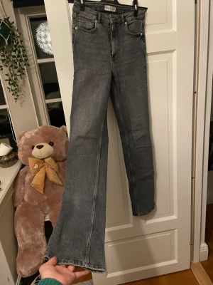 Zara jeans - Stretchiga jeans från zara med slitts 