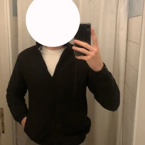 Helt ziptröja - En skön och snygg zip tröja som går hela vägen. Sitter bra på mig som har M