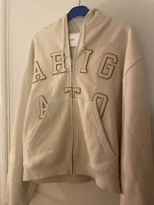 Axel arigato legend hoodie - Säljer min feta Arigato hoodie som jag köpte i våras men som jag växt ut. Med andra ord har den inte använts mycket alls och är i väldigt gott scick. Hoodien är väldigt oversized (jag är 176 och brukar ha Medium.) hör bara av dig om du har frågor :)