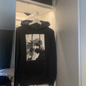 Tupac hoodie - !LÅNAD BILD!  Tupac hoodie i bra skick! Inga noppror eller liknande. Säljer då den inte längre kommer till användning❕ Lägg prisförslag då jag är osäker på pris. Nypris ca 600kr!!!!