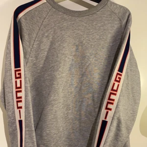 Gucci  - Tjena, säljer nu min extremt snygga Gucci tröja. Nypris ligger på runt 4-5 tusen, mitt pris 2199kr. Priset kan sänkas vid snabbaffär! Byten är också intressan!