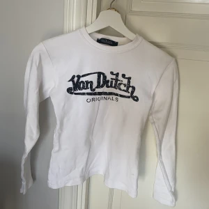 Von Dutch Tröja - Säljer min fina Von Dutch tröja <3 Som nyckick, sitter lite croppat och är tajt i storleken! 
