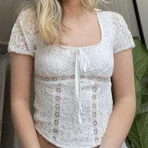 Topp  - Säljer denna fina topp från Fashion Union i storlek 32. Den är ganska tajt på mig och jag brukar ha XS så jag skulle säga att denna är mer som en XXS💕  