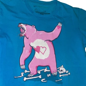 Arg björn🤑 - Säljer denna vintage tshirten med ett roligt motiv på, trycket är lite sprucket men annars är den i fint skick, dvs inga hål eller fläckar! Nypris vet jag inte då tröjan var en present, storlek M! Säljer pga jag tröttnat på den (: