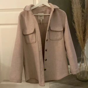 Beige kappa/jacka - En beige fin jacka/kappa som knappt är använd pågrund av att den är för liten i storleken