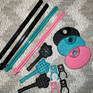 Monster High stands  - Saknas en svart platta och en rosa borste<3