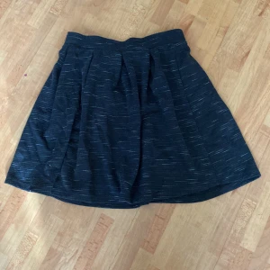 Kjol med mönster - Jag säljer en kjol med små ränder som ni ser på andra bilden. Den har ganska tjockt material😍❤️