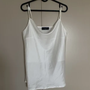 Satin linne - Vitt linne i satin från Sisters point🤍 Nyskick! Köparen står för frakten. Kolla även in mina andra annonser!