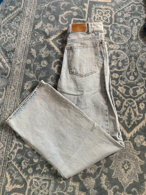 Zara jeans - Säljer ett par zara jeans i storlek 34 i nyskick, säljer pga upplever att de är små i midjan, då jag har normalt stl 36.🤍 