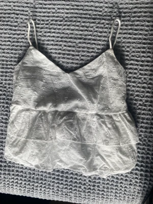 Vit topp - Vit topp från shein, storlek M. Fint material och väldigt sommrig. 💓