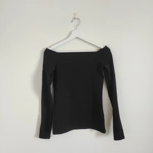 Off shoulder topp - Off shoulder topp från ARKET endast använd en gång 🖤 Strl. S
