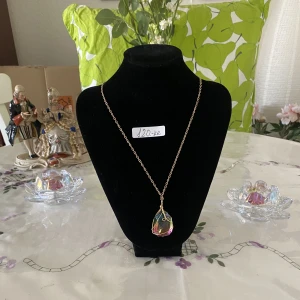 Halsband  - Halsband med Regnbågs färgad  Sten. Strass 