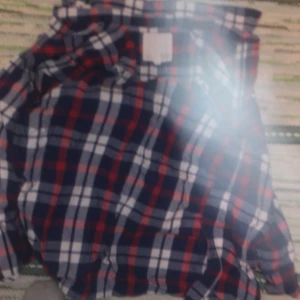 Röd vit skjorta - Använt några gånger 