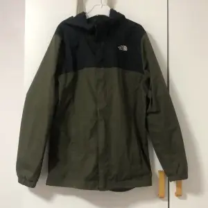 Detta är The North Face Teens’ Rainwear Shell Jacket i färgen New Taupe Green. Den är i nyskick då jag bara köpte den för 2 månader sen och inte hunnit använda den. Den är en perfekt jacka för våren🌺 Nypriset är 799kr men jag sänker den för bara 350kr.