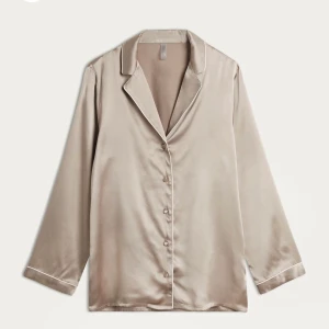 Intimissimi silk pyjamas - Säljer min Intimissimi silk pyjamas (både tröja och byxor).  Har inte kommit till användning. Som ny, väldigt fick skick.