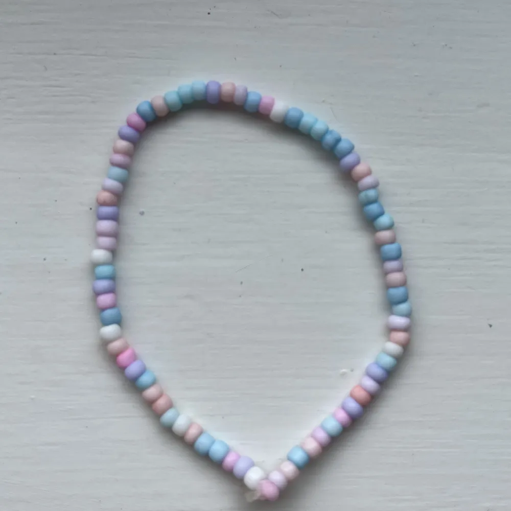 Olika rosa, lila, blå och vita Pastell pärlor i random ordning   Storlekar & pris (inklusive frakt) XS, 13-14,9 cm (21kr) S, 15-16,9 cm (21kr) M, 17-18,9 cm (22kr) L, 19-21,9 cm (23kr). Accessoarer.