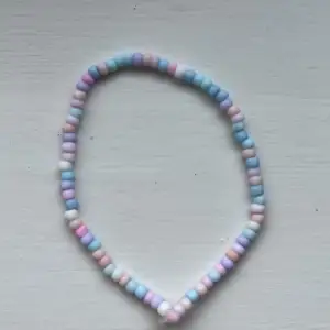 Olika rosa, lila, blå och vita Pastell pärlor i random ordning   Storlekar & pris (inklusive frakt) XS, 13-14,9 cm (21kr) S, 15-16,9 cm (21kr) M, 17-18,9 cm (22kr) L, 19-21,9 cm (23kr)