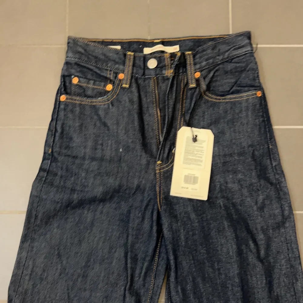 Köptes för 1250kr har endast testats och är för små tyvärr. De är i strl 24 men passar jättebra på 32. Är långa och passar 170 cm!! Skriv för mer info!❤️. Jeans & Byxor.