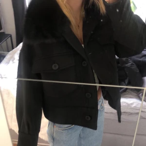 Moetine - Fin kappa från meotine köpt för 2800kr i storlek XS/S. Den är lite nopprig men de går säkert bort. En av knapparna på fickorna är lite lös men går nog att sy fast. 