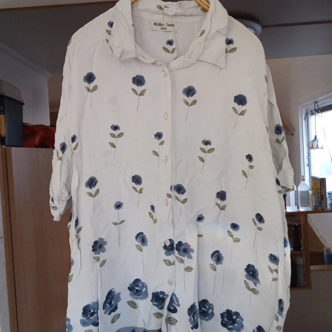 Ljusblå blommig blus i stl 50 /52 .