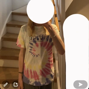 Batik Vans t-shirt - Batik Vans t-shirt i storlek 8-10. Säljer av skäl att den inte kommer till användning längre. Inga större tecken på användning. Pris kan diskuteras.