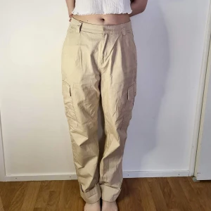beiga cargobyxor från Nelly - beiga cargobyxor från Nelly i storlek S. material: 100% bomull. möter ej upp, postar enbart 🌸