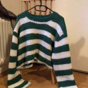 CropadTop från bershka  - Randig cropadtop från bershka i stl XL (passar L). Varm och go tröja! Lite använd. 