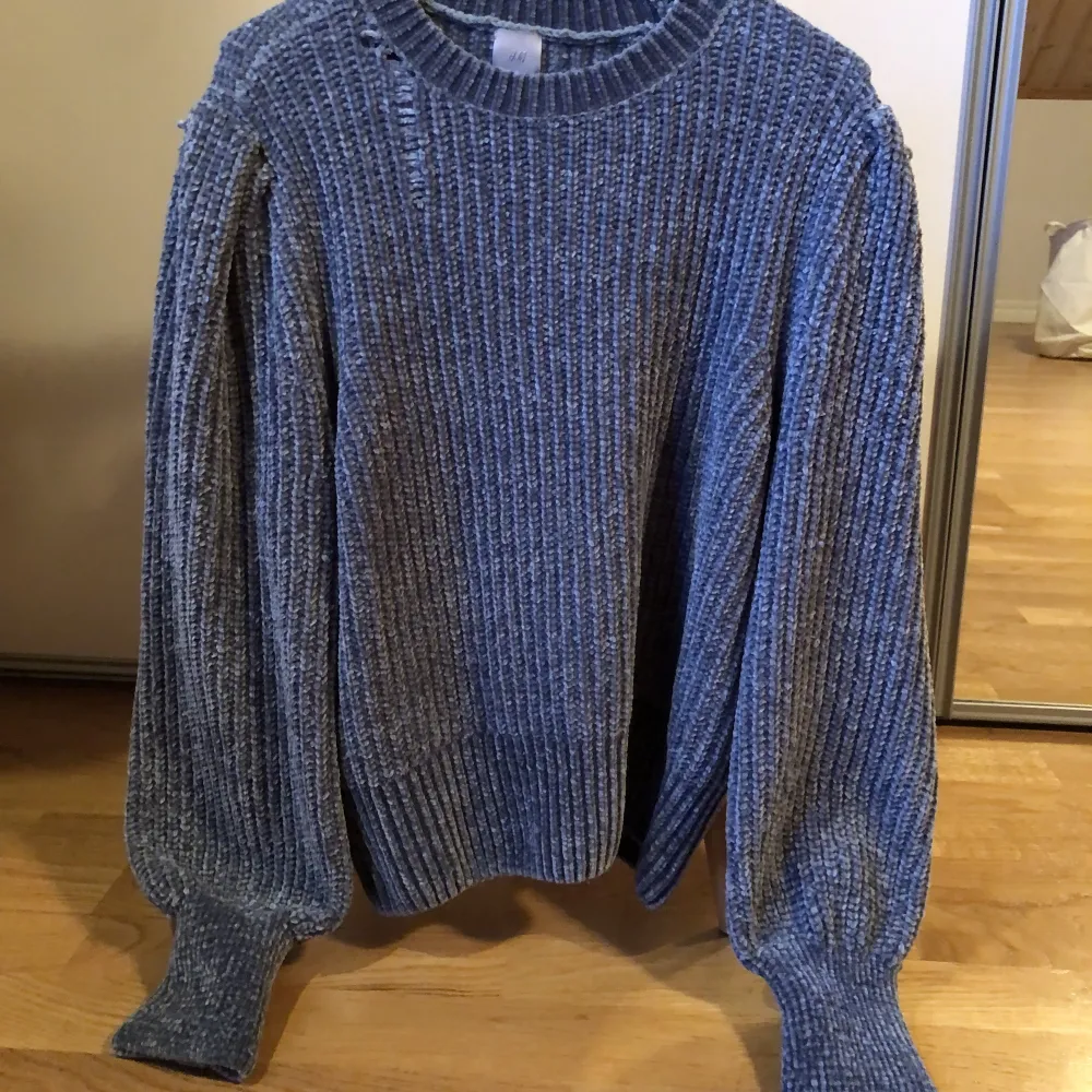 Grön/blå tröja från H&M i stl M. Varm och go, passar att ha på vintern ❄️ Defekter finns där av priset!!!! . Stickat.