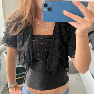 Spets kofta!! - Så snygg Festjacka med volanger i spets! Från märket ICHI❤️