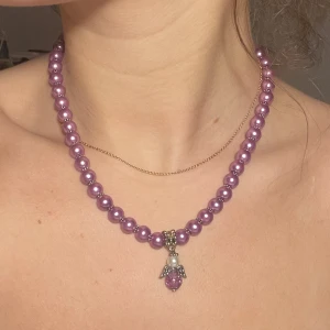 Lila pärlhalsband  - Jätte fint vivienne westwood inspirerat halsband. Helt oanvänt utan defekter. Köpt secondhand 💜