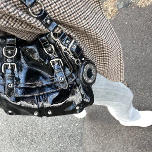 Vintage Nine West  - As ball Nine West väska med så många fack och utrymme. Köpt secondhand och vet därav inte äktigheten men skulle tro den är äkta. Den har inga defekter av användning ❤️