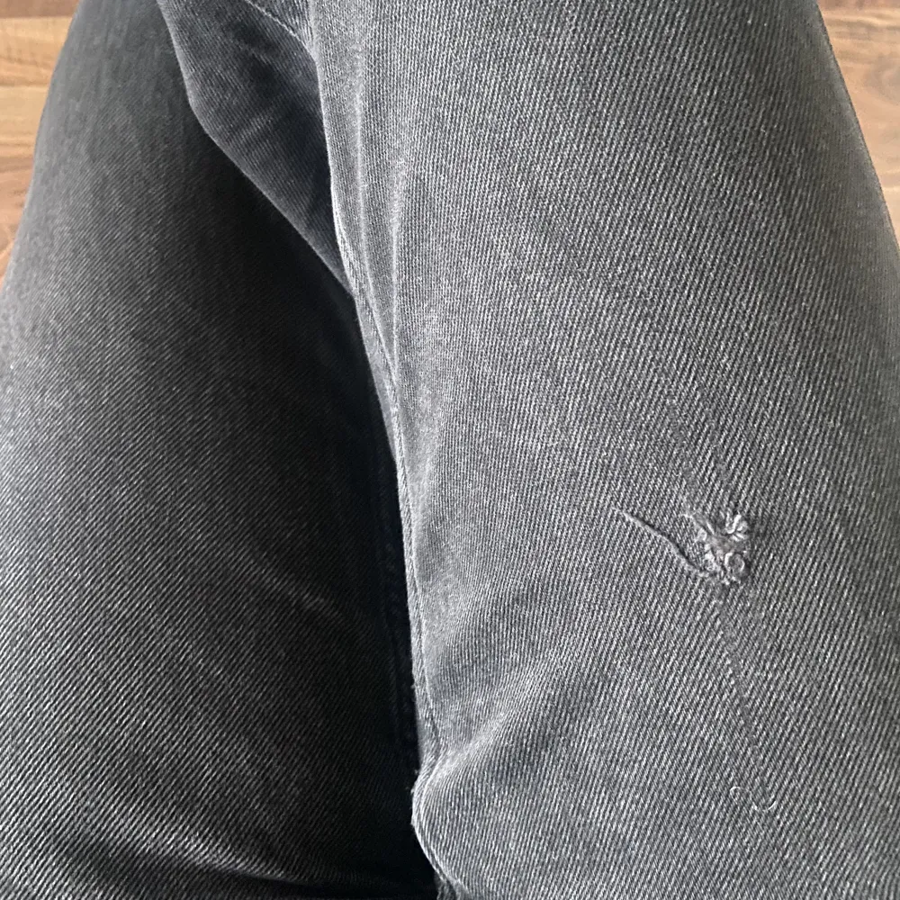 Långa svarta jeans från monki. De har ett litet oskyldigt hål på höger lår men det syns inte och expanderar inte. Jag är 177 och de sitter perfekt på mig. . Jeans & Byxor.