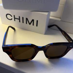 Säljer mina supersnygga solglasögon från Chimi. Köpta i somras och har bara använts ett fåtal gånger. Färgen tortoise, storlek 04. Nypris 1250kr💞💞💞