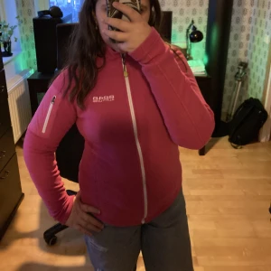 Flis rosa 8848 altitude  - Säljer även den här flis tröjan där den inte heller kommer till användning och jag inte gillar färgen så mycket, den är använd ett få tal gånger och har ett bra skick, inga skador som är synliga, tryck på köp nu knappen om du vill köpa☺️💕