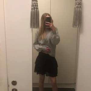 Svart Chelsea kjol  - Jättefin Chelsea kjol som är använd fåtal gånger i somras , 10/10 i skick. Nypris 450kr mitt pris 280kr