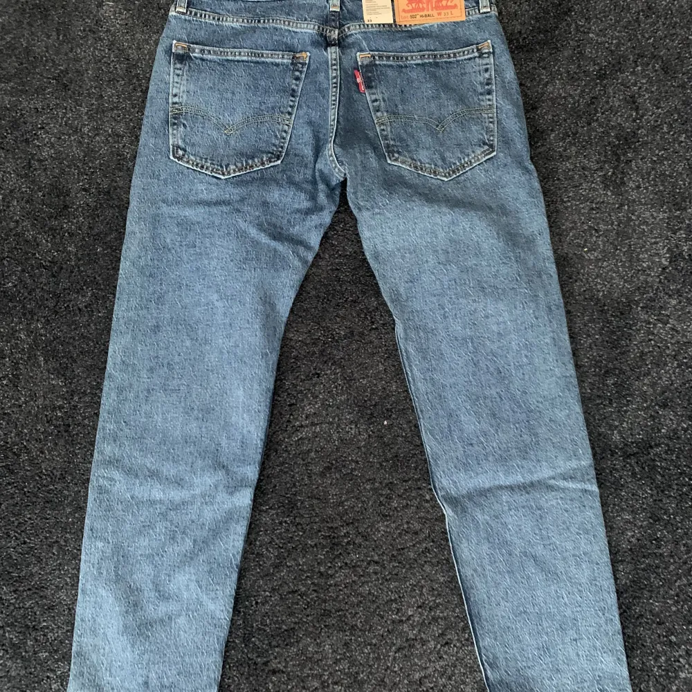 Säljer helt nya 502 TAPER hi-ball roll jeans från Levis.😍 Prislappen är kvar. Nypris 900⚡️⭐️. Jeans & Byxor.