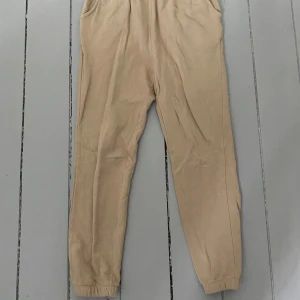Sweatpants ”Julie star”  - Hej! Nu säljer jag mina gamla mjukisar som jag vuxit ur. De är från Lager 157 och är mycket använda. De är dock i nyskick eftersom jag bara har haft dem hemma. De tvättas såklart innan de skickas iväg hem till dig! Tack🤗💕