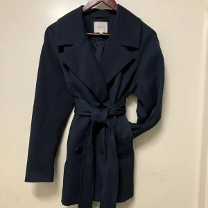 Dagmar kort trench - Fin jacka från Dagmar  Marinblå i stl S sparsamt använd 