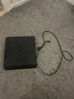 Ps4 slim (1TB) + 3 spel - Säljer min ps4 slim eftersom ja använder it den längre. Den är i bra skick och kontroll ingår och tre spel. Uncharted4 Horizon zero dawn Gran turismo 