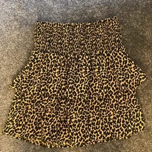 Leopard kjol  - Superfin leopard kjol 🥰🐆 har nästan aldrig kommit till använing. Perfekt nu till sommaren 🌸