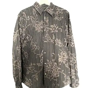 A black vintage shirt from the 90’s, in great condition! 