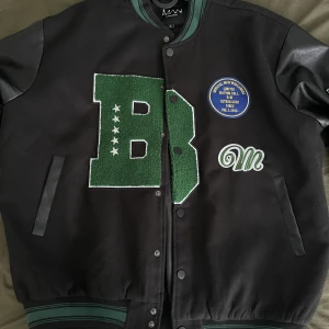 Varsity Jacket - Från Boohoo, använd 2 ggr (inte min modellbild)