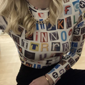 Tröja med bokstäver - Tröja med bokstäver från topshop. Använd en gång ❤️‍🔥