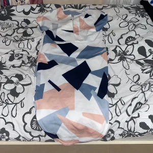 Söt flerfärgad klänning - En jättefin klänning. Är i storlek S och skulle passa dem som också har M. Köparen står för frakten ❤️