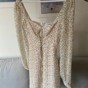 Ny Adoore Mykonos dress - Helt ny klänning från Adoore, aldrig använd. Storlek 38 men kan justeras passar även mig som brukar ha storlek S. Superfin!!