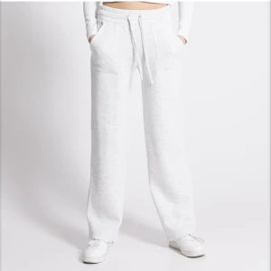 Low waist mjukis byxor💕💕 - Säljer mina nya mjukisbyxor då jag råka köpa fel färg, endast använda en gång alltså nyskick, köpta för 200💕 Skulle säga att storlek en är S/M💕