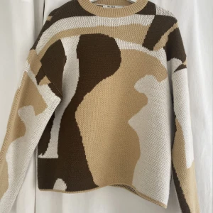 Stickad mönstrad tröja  - Superfin stickad mönstrad tröja från NA-KD. Den sitter lite oversize på mig som normalt har storlek S. Den är sparsamt använd och är därför nästan i nyskick. Pris kan diskuteras vid snabb affär 